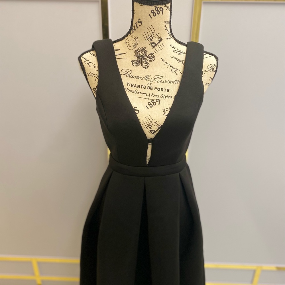 Perfect wedding guest dress, black, size small, sleeveless dress.